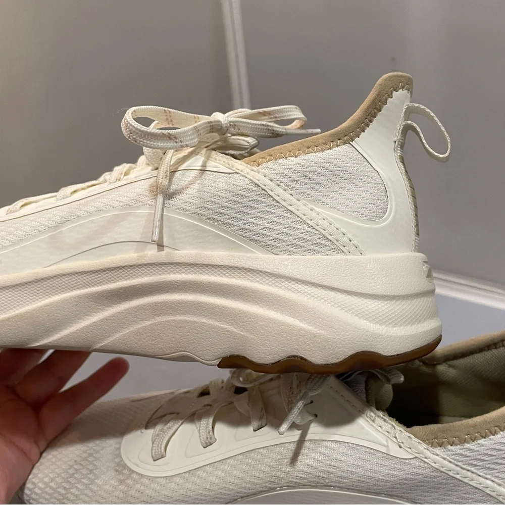 EUC Puma 9 Women’s Softride Sophia Vital
Women's Running Shoes White Almond $70! - Picture 11 of 14